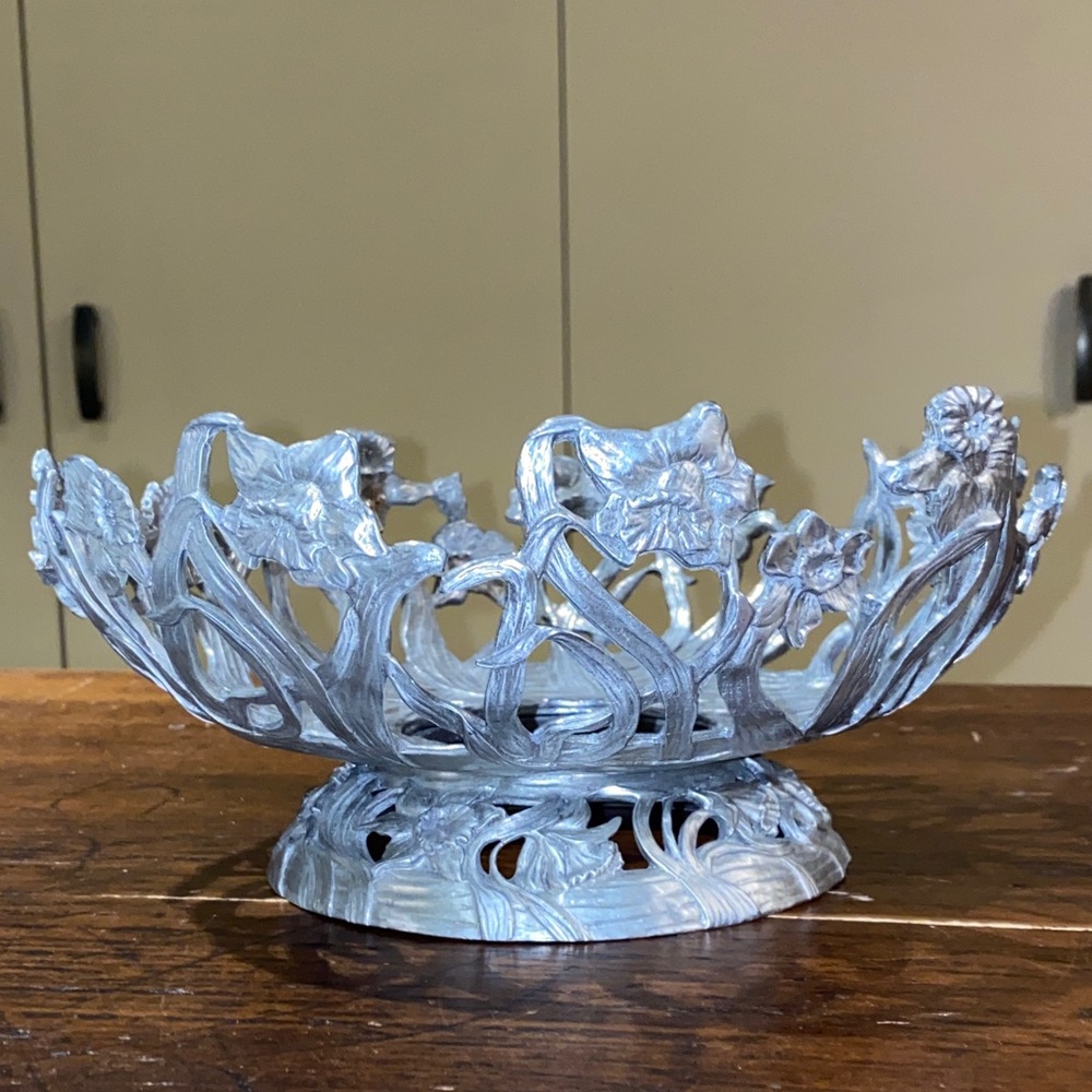 Gorgeous solid pewter daffodil bowl